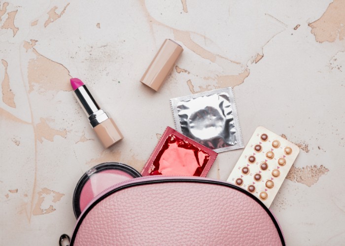 Pille, Kondom und Verhütungsmittel in einer Tasche - Einfluss auf die Scheidenflora?
