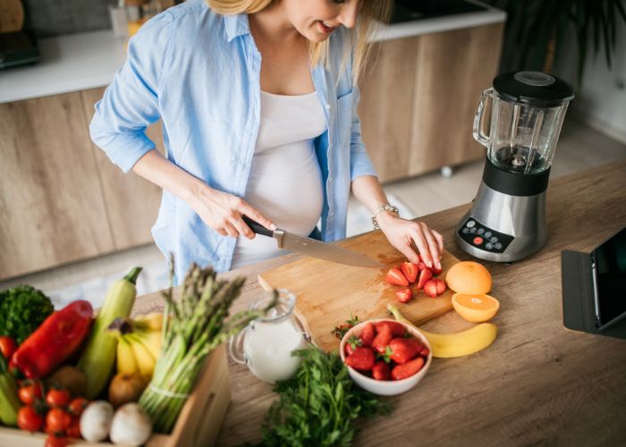 schwangere frau mit gesunder ernährung