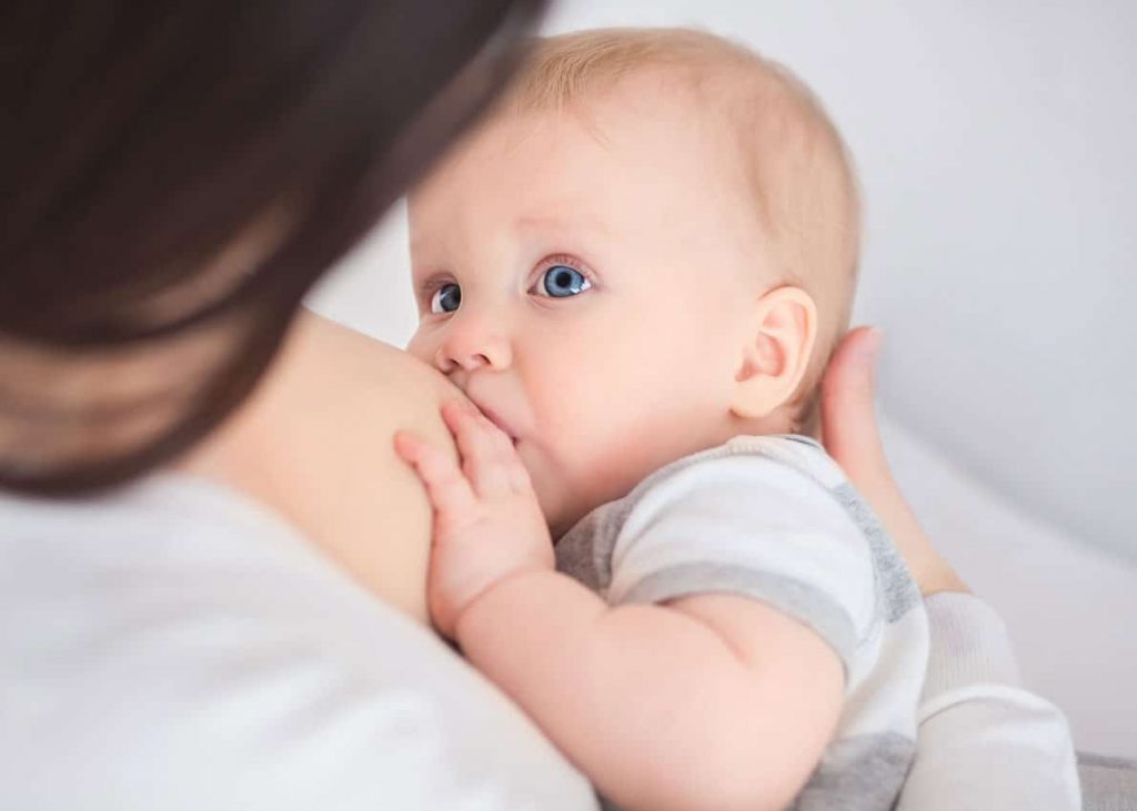 Kaiserschnitt oder natürliche Geburt: Das Darmmikrobiom Ihres Babys 5 Eine natürliche Geburt und das Stillen wirken sich förderlich auf Babys Bakterienwelt aus.