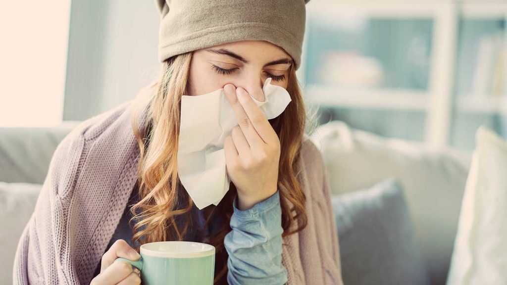 Tipps bei einem schwachen Immunsystem 2 Winterzeit ist Erkältungszeit. Gegen die Symptome Husten, Schnupfen und Heiserkeit bietet die Hausapotheke eine Vielzahl wirksamer Mittel. Damit es erst gar nicht zu einem Infekt kommt, ist es ratsam, das eigene Immunsystem zu stärken – am besten mit körperlicher Bewegung, gesunder Kost und Probiotika.