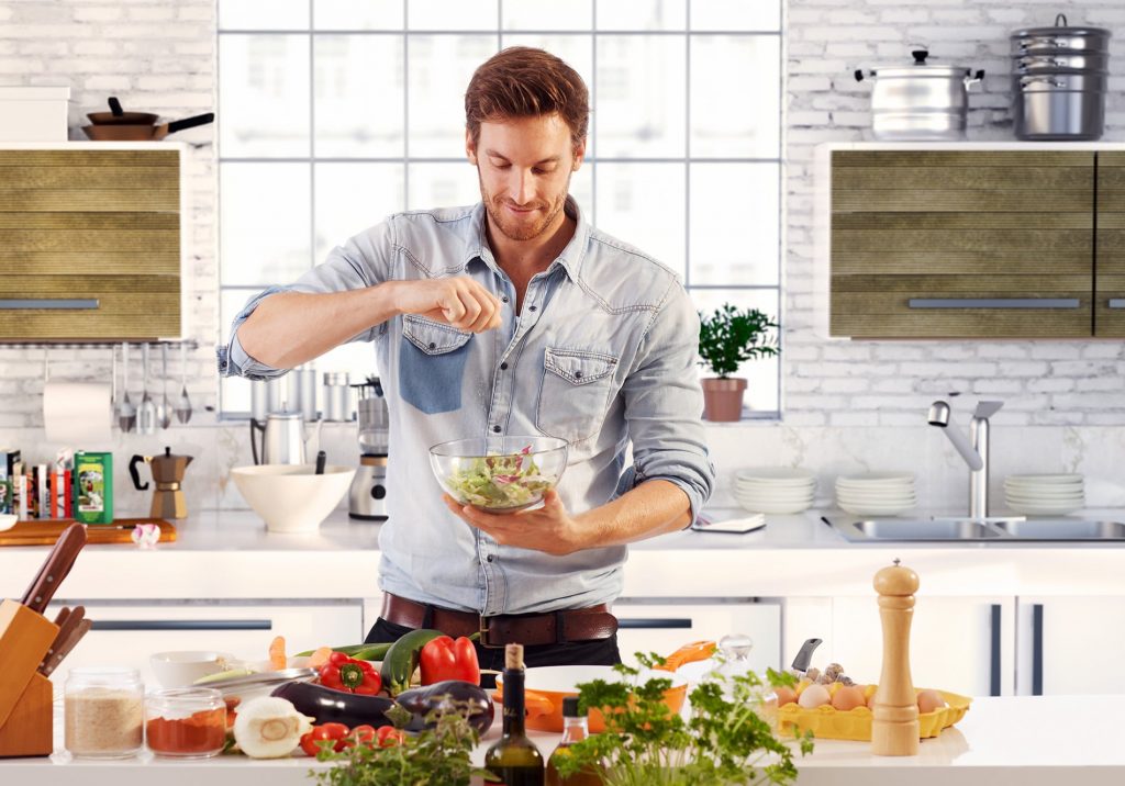mann kochen salat 3