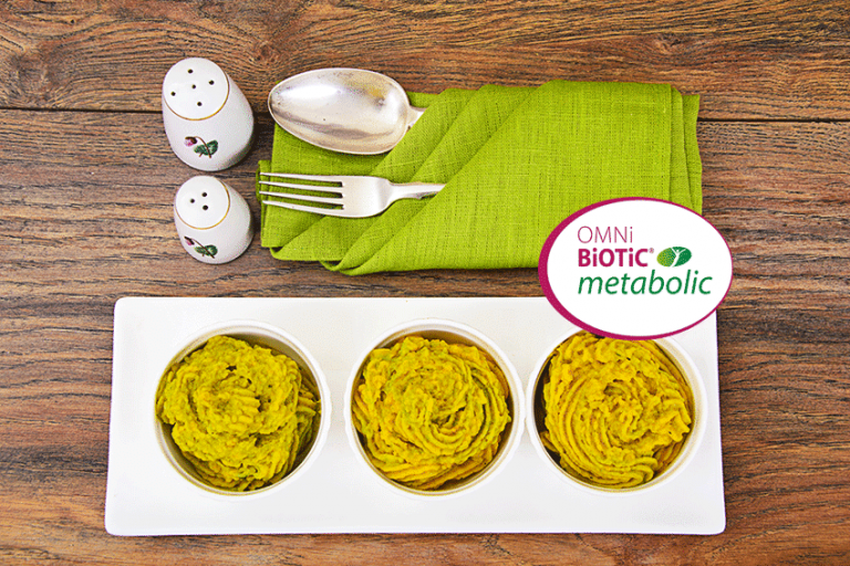 Jetzt den Sauerrahm mit Salz, Knoblauch, Schnittlauch und OMNi-BiOTiC® metabolic verrühren