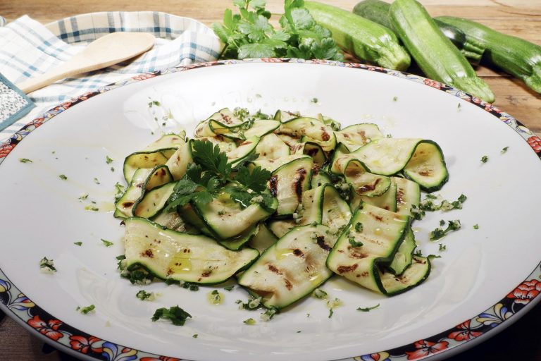 Zucchini sind wesentlich wasserärmer, aber vitamin- und mineralstoffreicher als Gurken