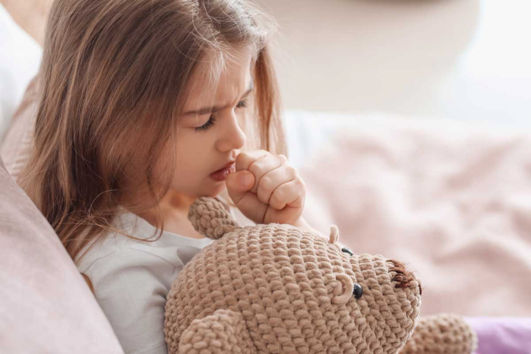 maedchen halsschmerzen 768x512 1