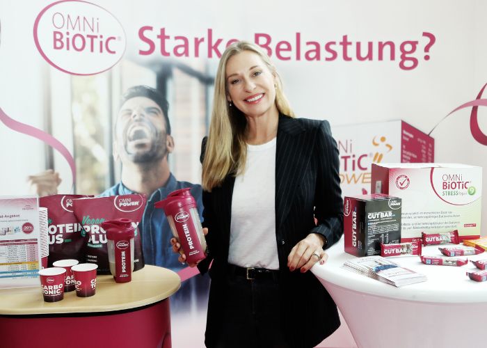 Babsi Schett mit den OMNi-BiOTiC® Produkten des Institut AllergoSan