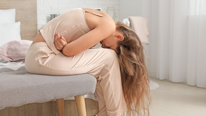 Endometriose: Frau leidet unter starken Unterleibsschmerzen