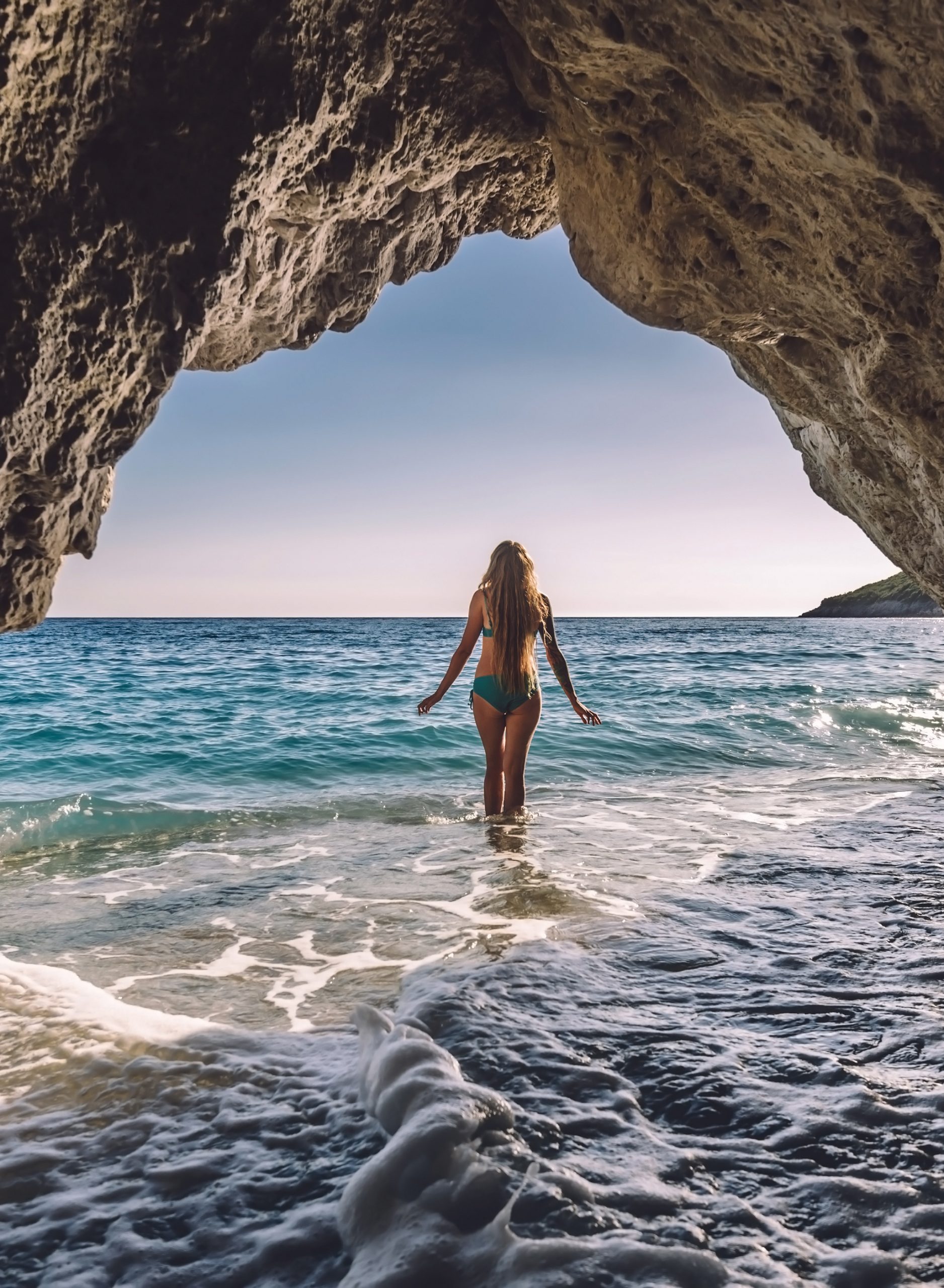 VBG229565 Frau in einer Hoehle am Meer scaled