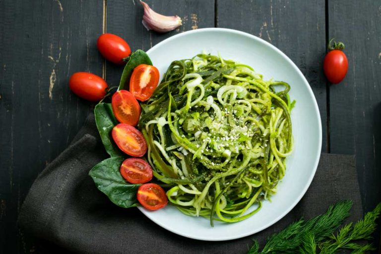 Mit einem Spiralschneider die Zucchini in Spaghetti-Form bringen.