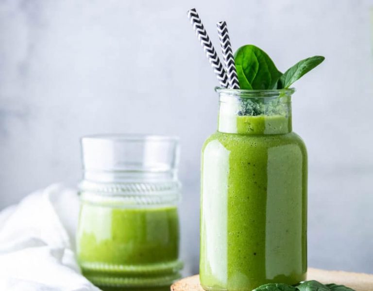 Grüner Gute-Nacht-Smoothie mit Probiotika ergänzt für eine gute Nacht