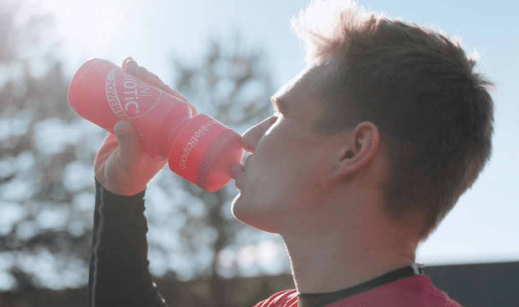 Sportler trinkt OMNi-POWER® Carbotonic