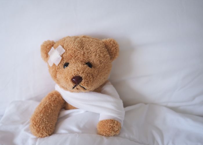 Kranker Teddybär im Bett - Antibiotika-Einnahme bei Kindern