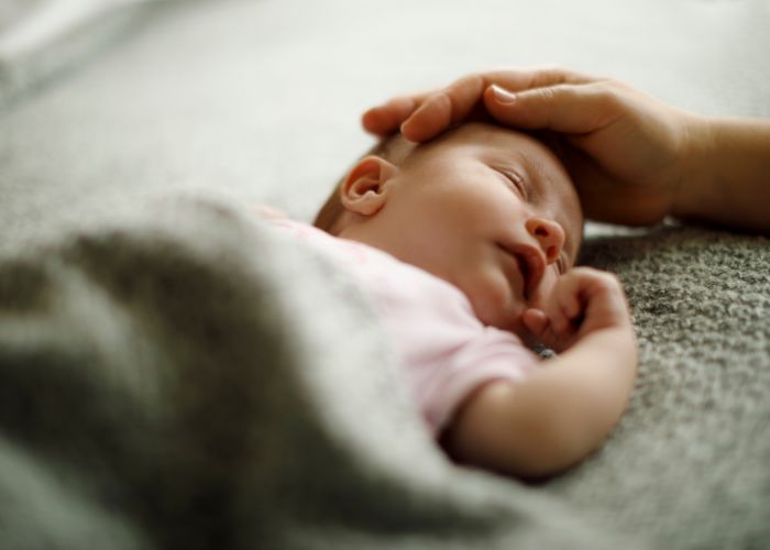 Neugeborenes - natuerliche Geburt oder Kaiserschnitt
