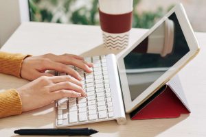 Frau macht einen Selbsttest am Tablet