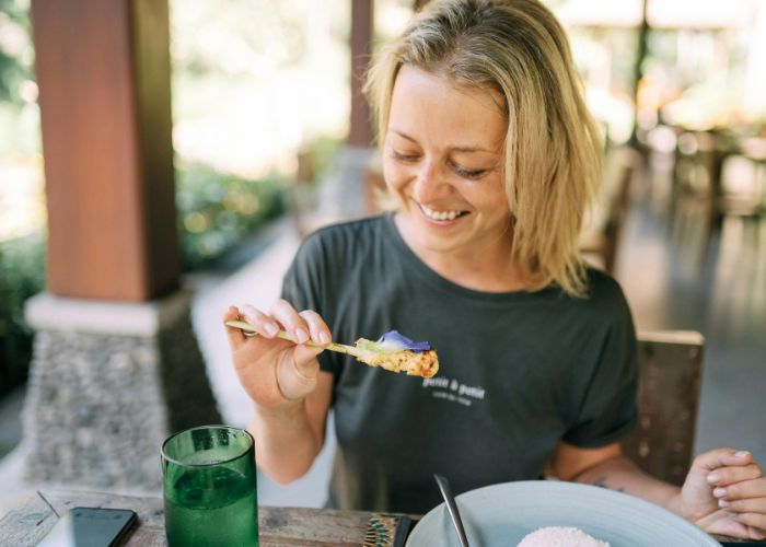 Frau isst proteinreiche Mahlzeit