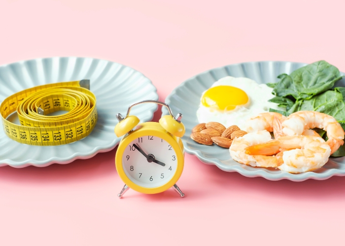 Figura deseada. Un plato de comida saludable. Un reloj que marca la hora. Un plato con un centímetro.