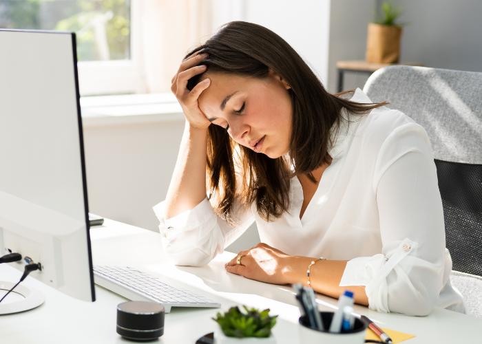 mujer estresada estres laboral