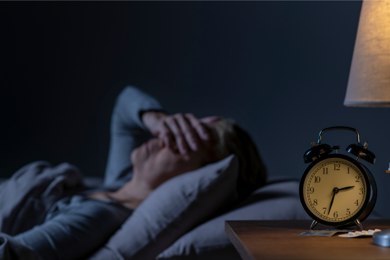 Insomnio de una mujer en la cama