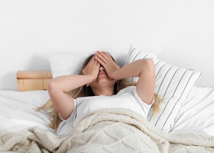 schlaflose frau bett