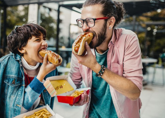 fast food am tisch taeglich