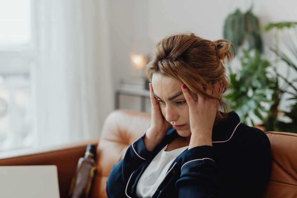 Mujer con dolor de cabeza