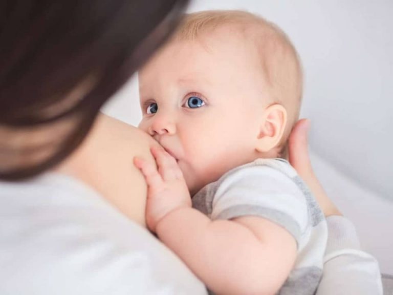 Eine natürliche Geburt und das Stillen wirken sich förderlich auf Babys Bakterienwelt aus.